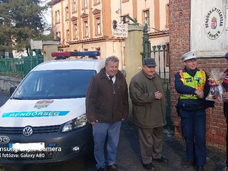 A Határőr Nyugdíjasok Soproni Egyesülete ajándékkosárral köszönte meg a rendőrök munkáját