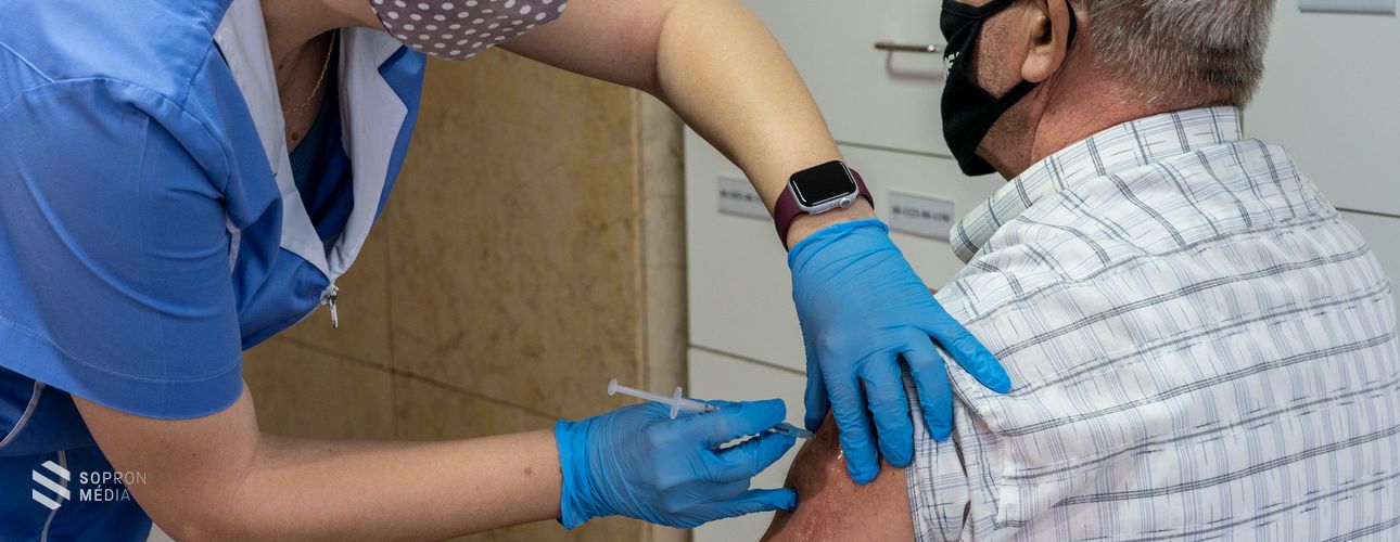 Jó ütemben halad a koronavírus elleni vakcinák beadása Sopronban 
