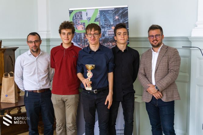 A képen a győztesek mellett a fő szponzor cég vezetői, Árkossy Máté és Vitéz Tamás állnak, akik sok Neumann versenyen nyertek és a szervezésben is segítettek.
