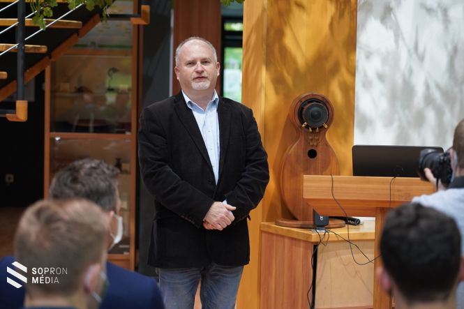 dr. Alpár Tibor, rektorhelyettes