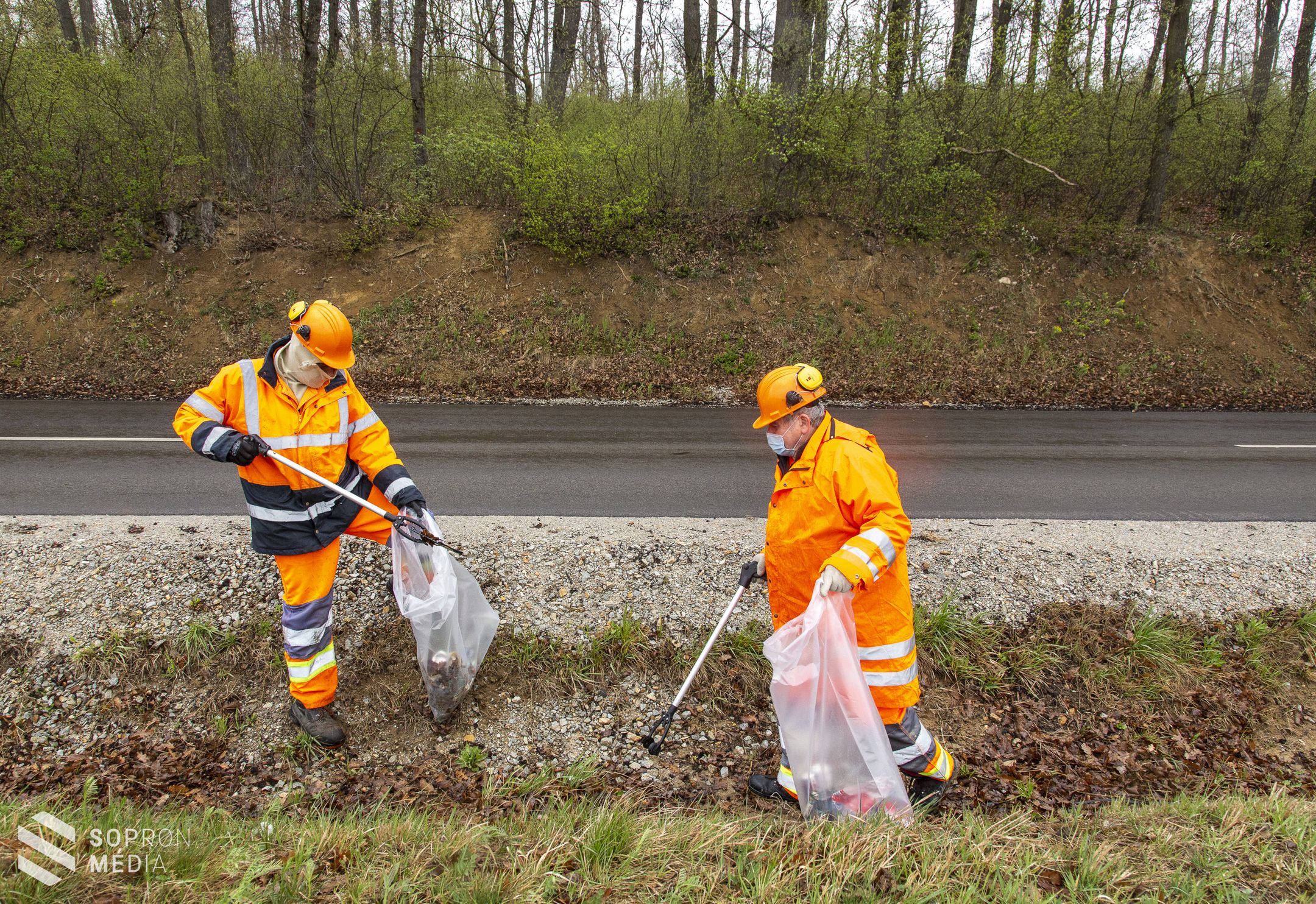 Megtisztítják a szeméttől a közutak környékét a héten Sopronnál is