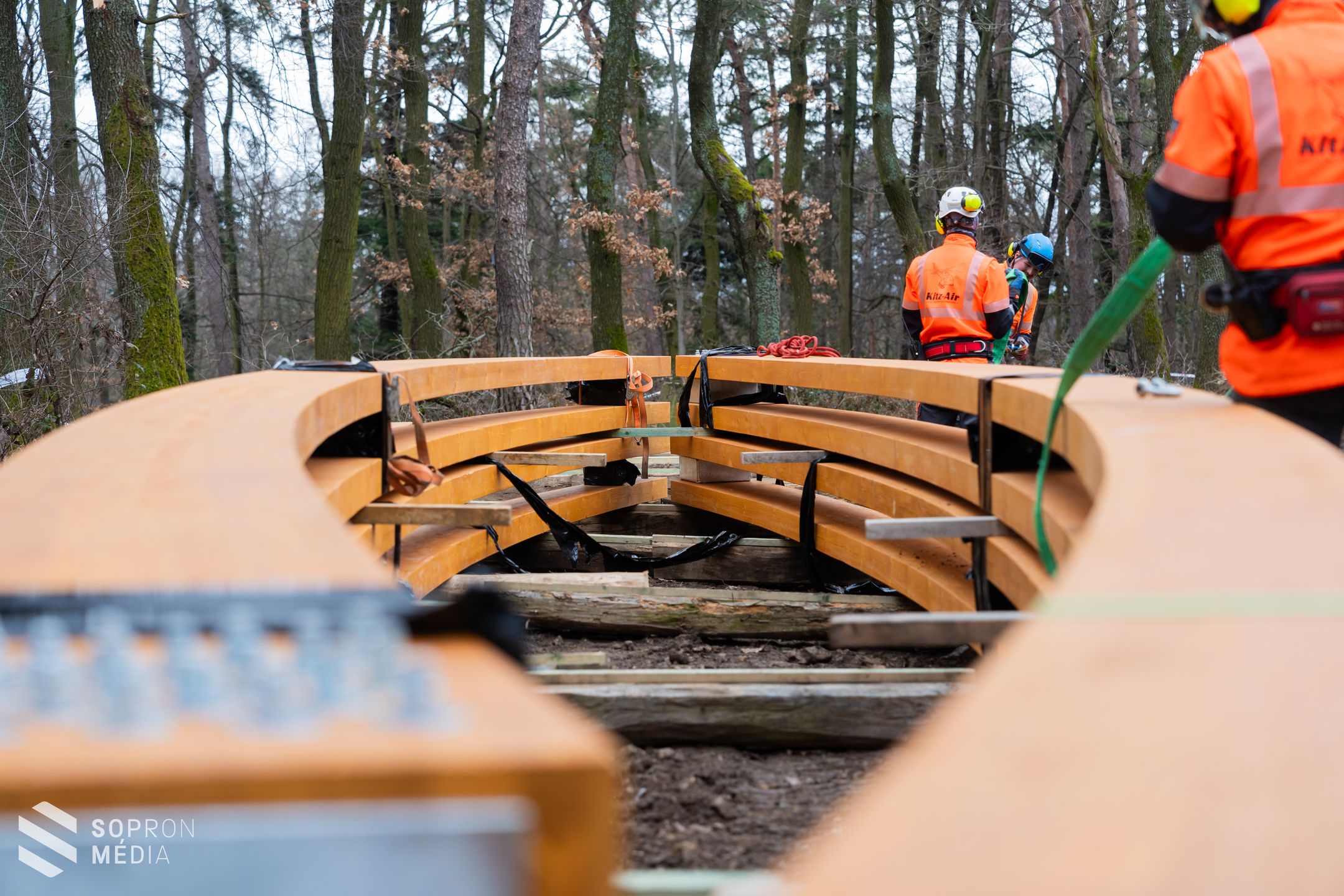 Helikopterrel szállították a Várhelyre az épülő új kilátó szerkezeti elemeit