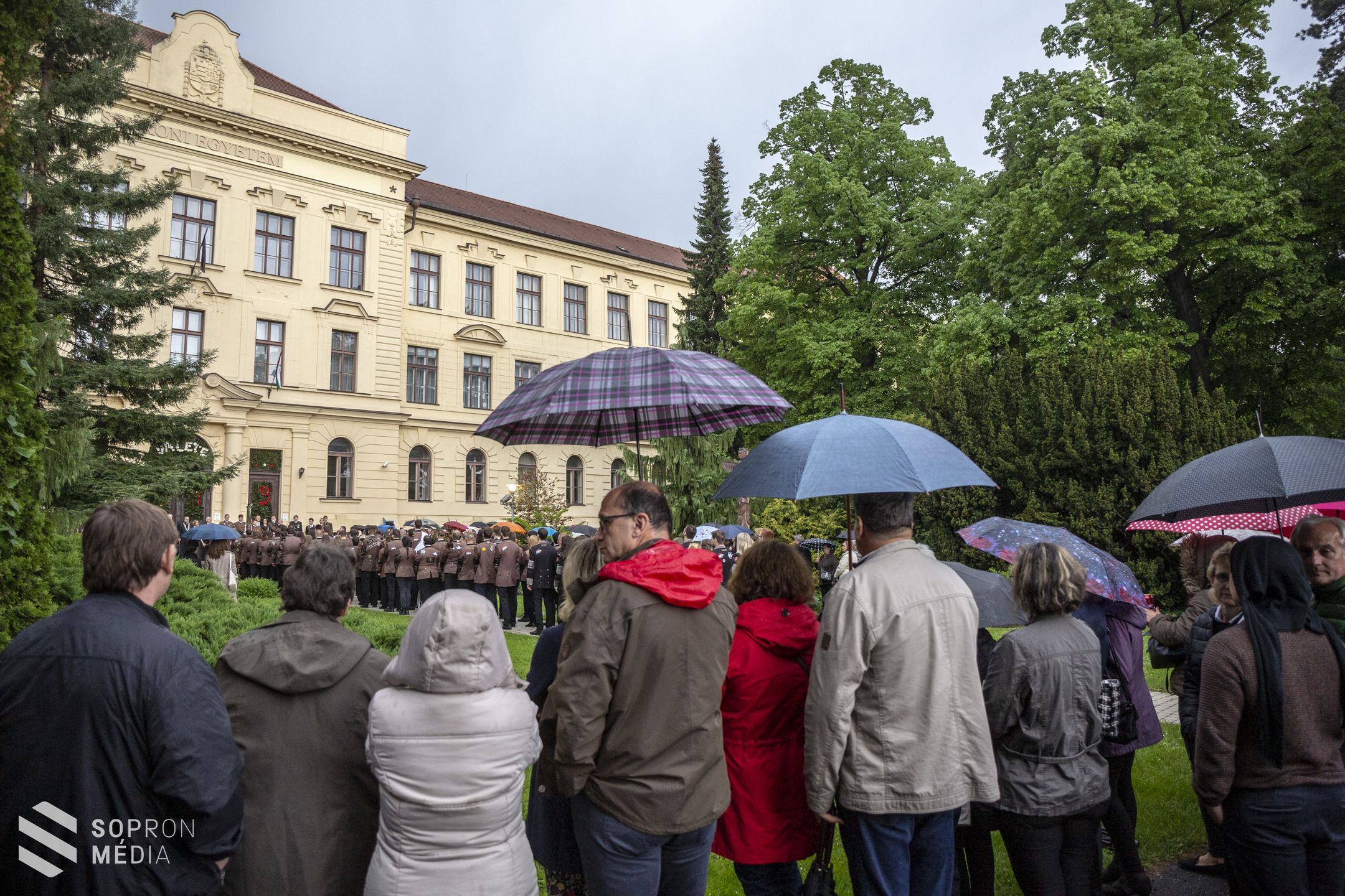 "Sohasem feledünk téged, Sopron!"