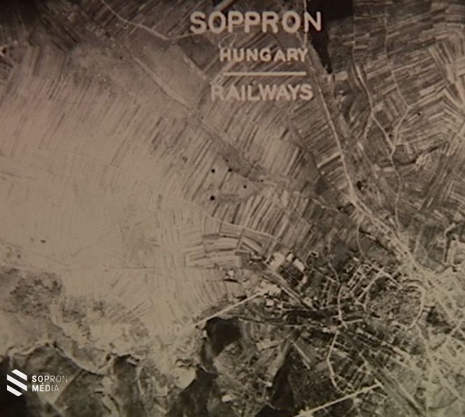 A szövetségesek légi felvételen fehér vonalak jelzik az elsődleges célpontokat