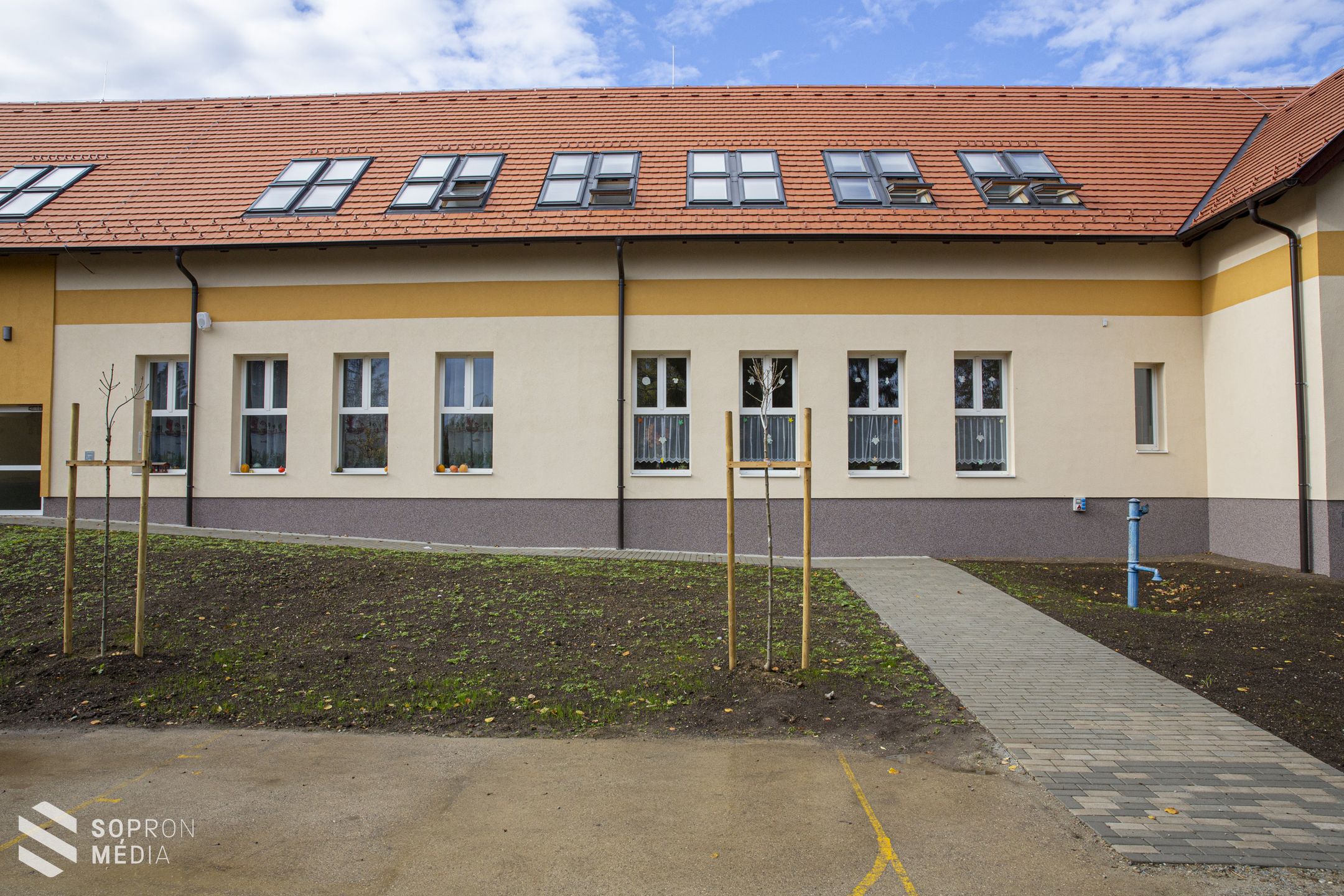 Átadták a felújított Ágfalvi Váci Mihály Általános Iskolát