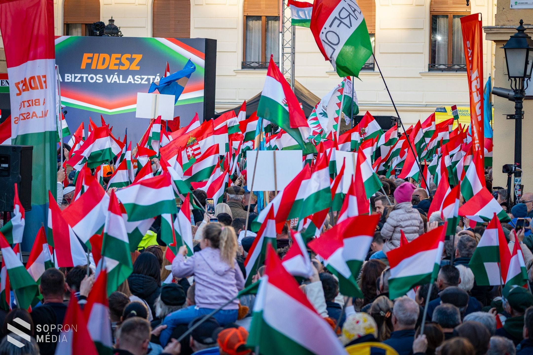 Orbán Viktor Sopronban: a saját nemzeti érdekeinket fogjuk követni, ki fogunk maradni a háborúból!