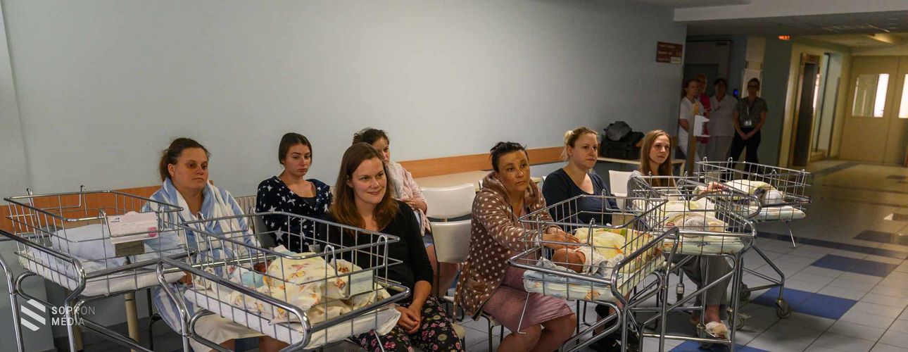 Megható ünnepséggel köszöntötték az édesanyákat a Soproni Gyógyközpontban