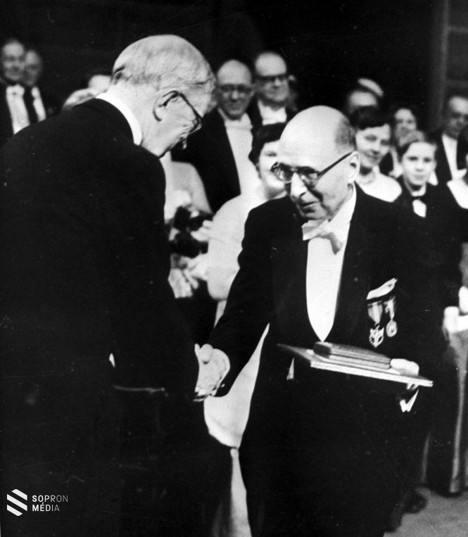 Wigner Jenő 1963-ban átveszi a Nobel-díjat VI. Gusztáv Adolf svéd királytól 
