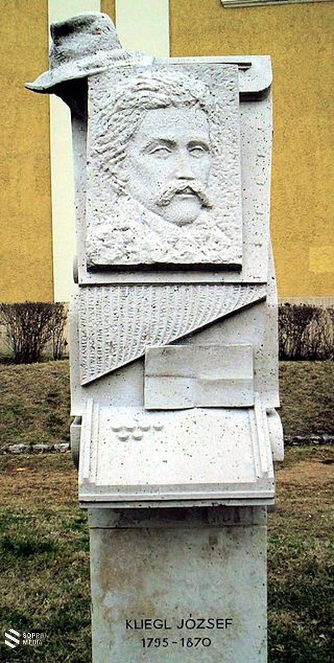 Kliegl József szobra Baján. Kliegl Sándor alkotása.