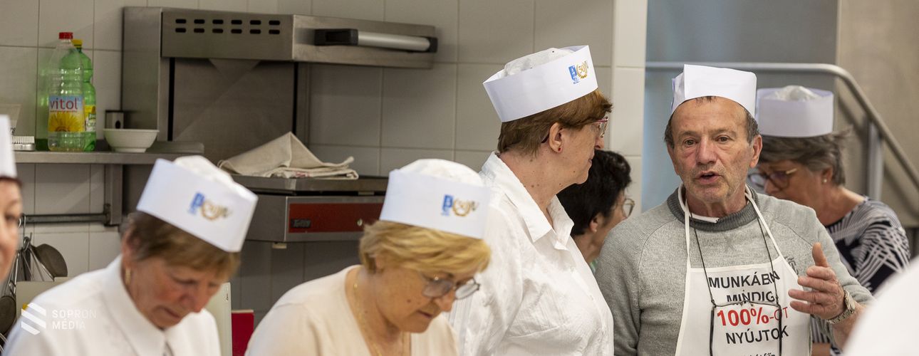 Fél évszázados érettségi találkozójukat tartották