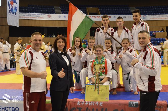 A Magyar KWU válogatott – Bőke Béla, Mátó Katalin, Végerbauer Roberta, Pantelics Péter, (Hátul) Kreitl Kitti, Dezső Kata, Farkas Ágnes, Bán Lili, Fekete Gergő, Pantelics Bence, és Herczog Ádám