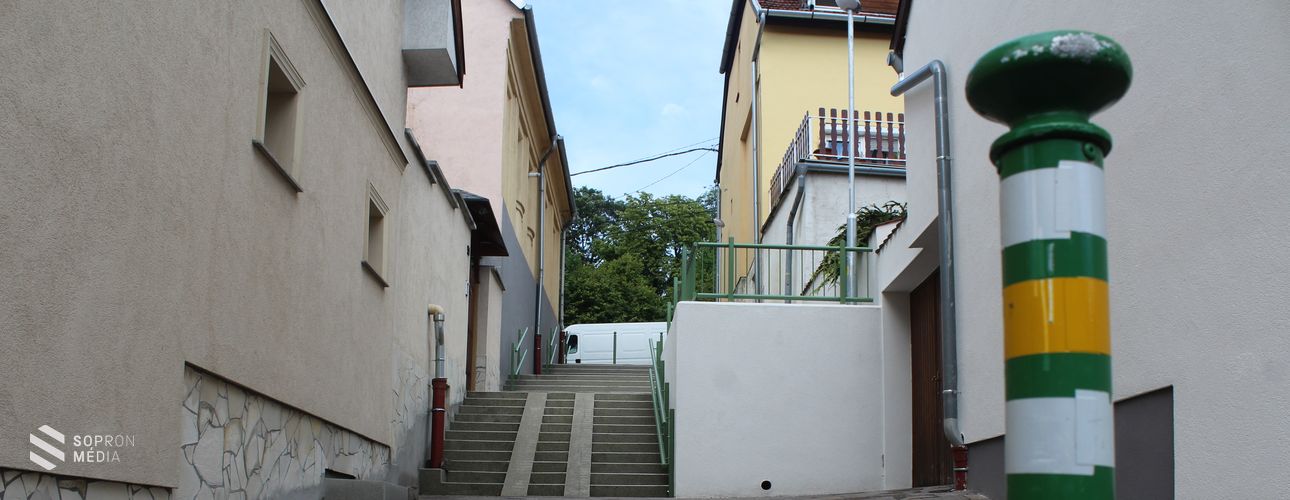 Megújult a gyalogosátjáró az Uszoda utca-Bécsi út között