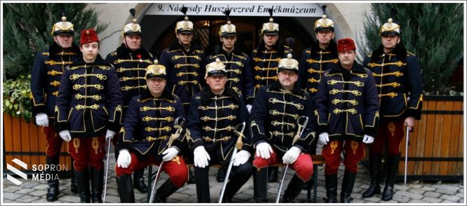 A Soproni Huszár Hagyományőrző Egyesület 2009 óta a 9. Nádasdy huszárezred hagyományait ápolja 