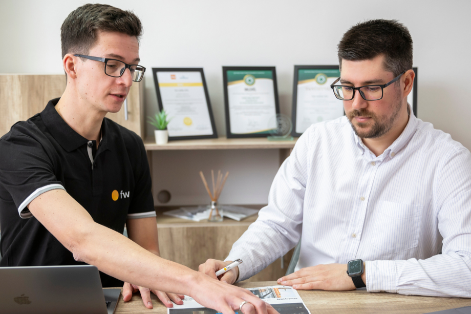 Vezető értékesítőnk és projektmenedzserünk ellenőrzik a készülő weboldalt