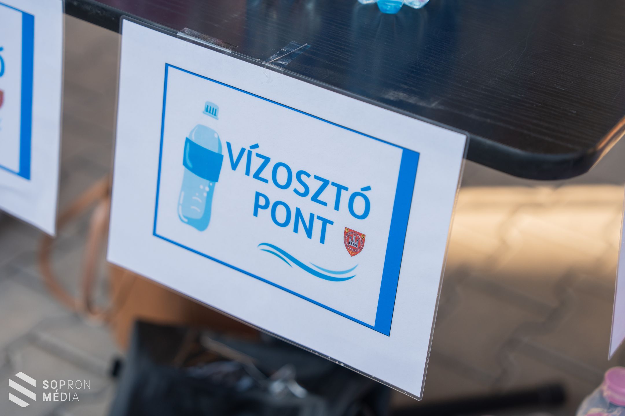 Vízosztással segítik a lakosokat a hőségben