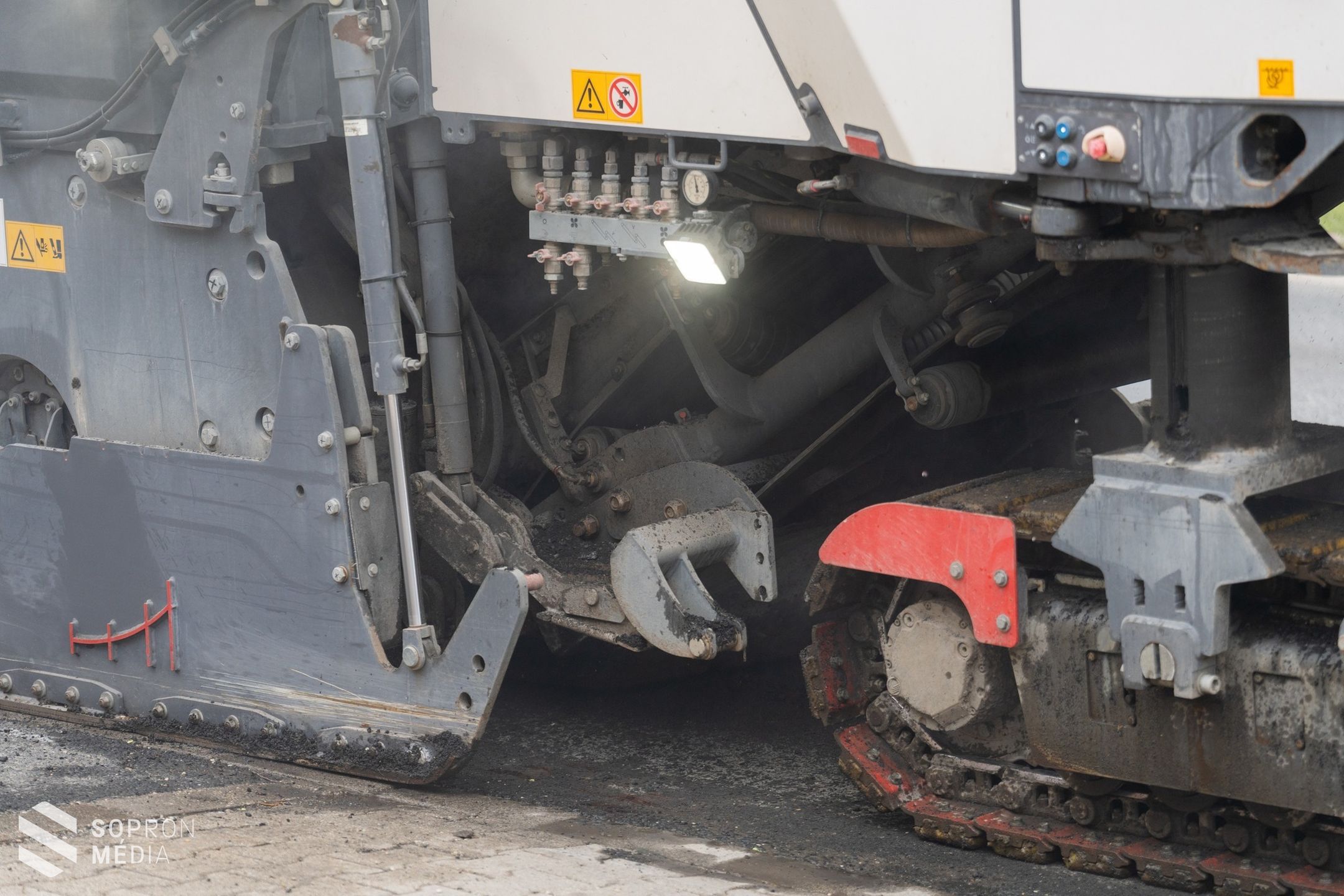 Nagy erőkkel kezdték meg a Csengery utca felújítását