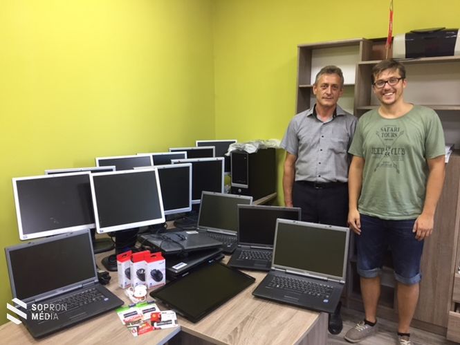 Filep Márk szervező és Baksa Tibor polgármester az adományokkal