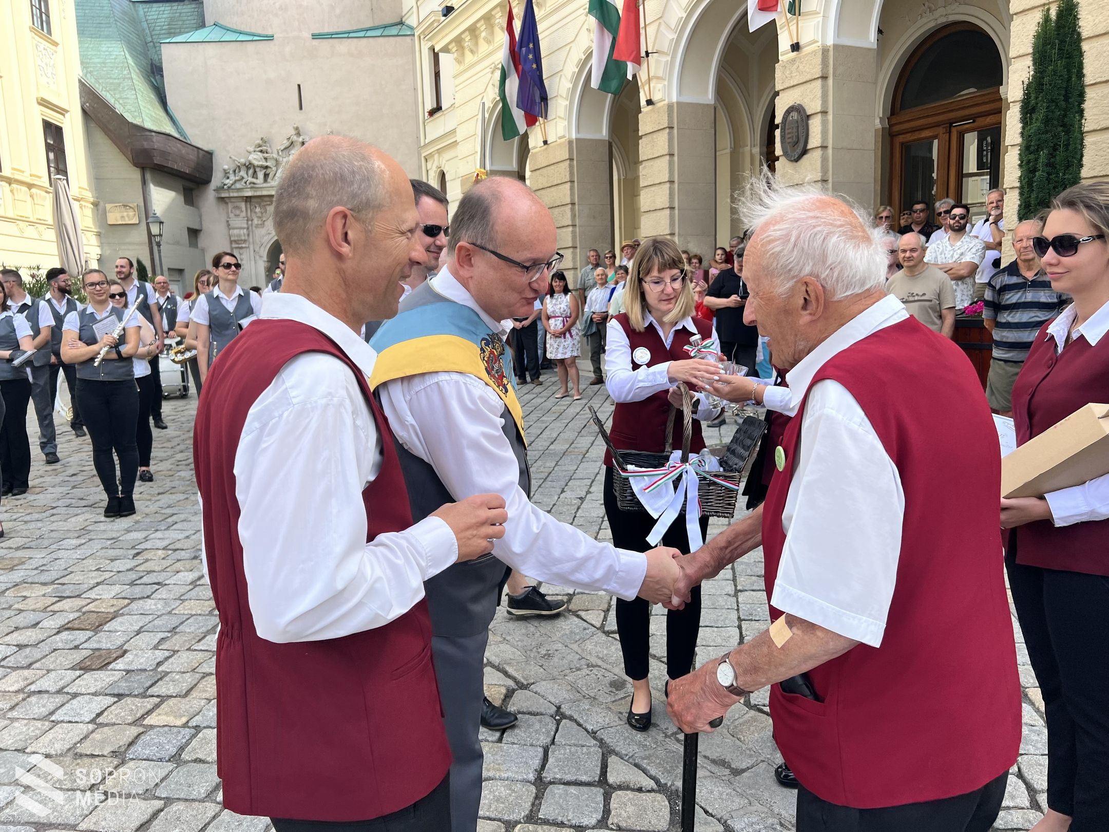 Fúvósok zenéjétől volt hangos Sopron Fő tere