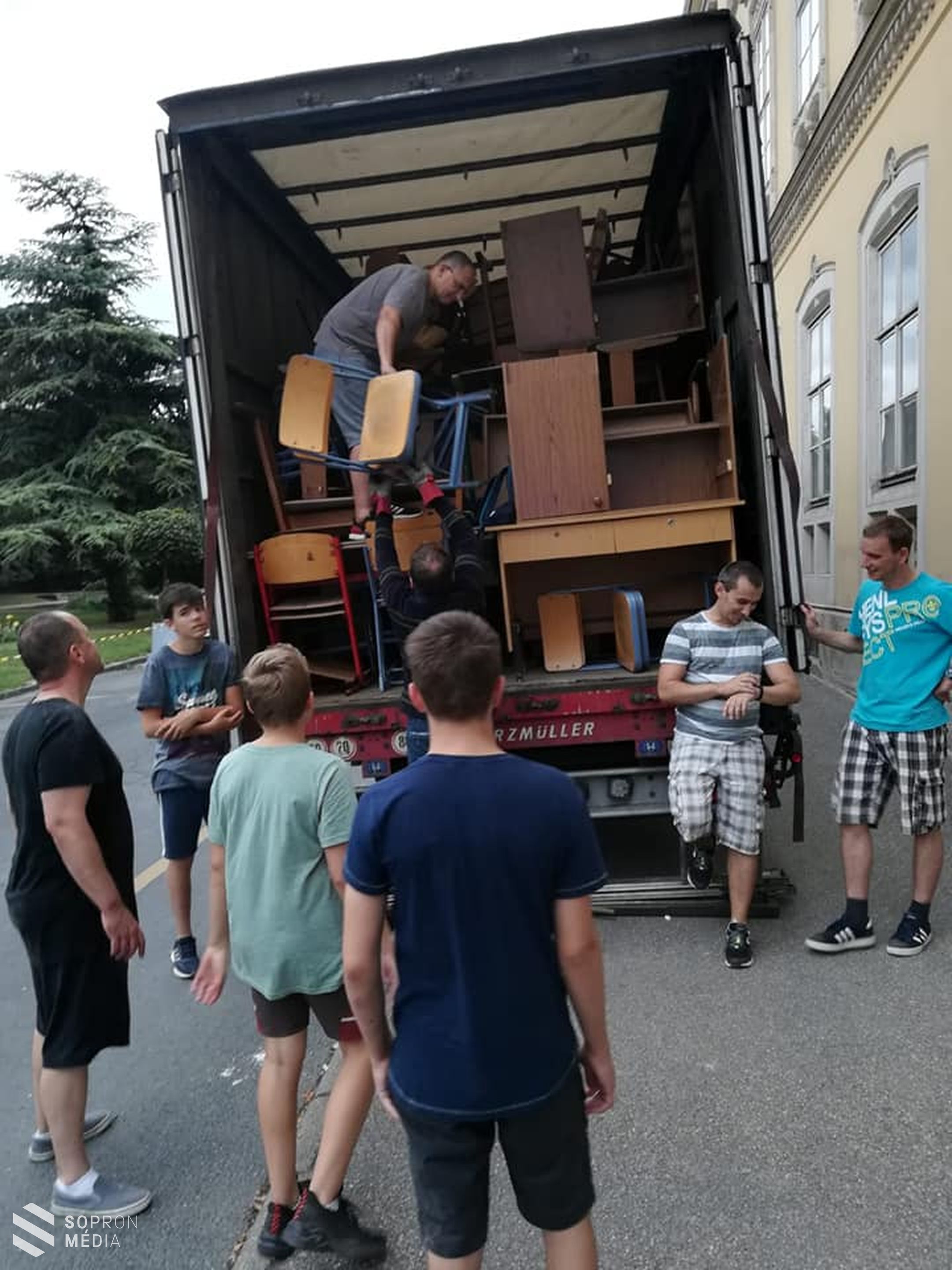 Egy kamionnyi adománnyal segít a soproni Szent Orsolya Iskola!