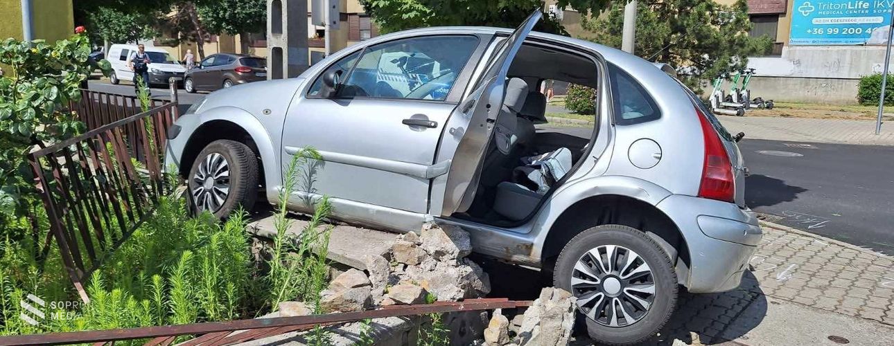 Busz és autó ütközött Sopronban, a sofőr elmenekült a helyszínről