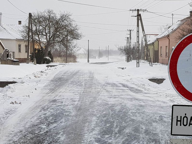 Újabb országos havazásra figyelmeztet a Magyar Közút