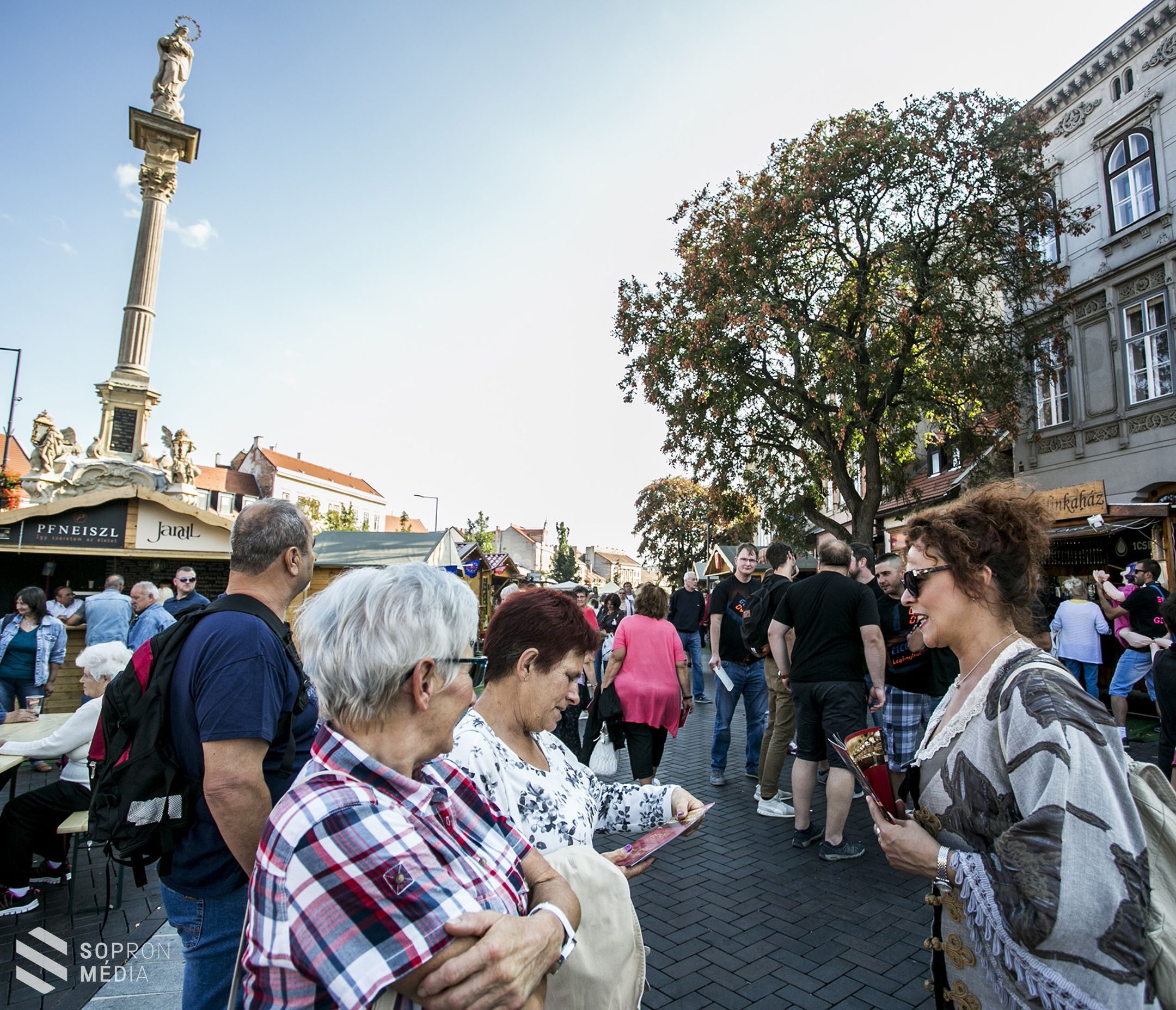 Jelmezes színészek a vásári forgatagban. A Soproni Szüreten is részt vett a műsorfüzet-kommandó