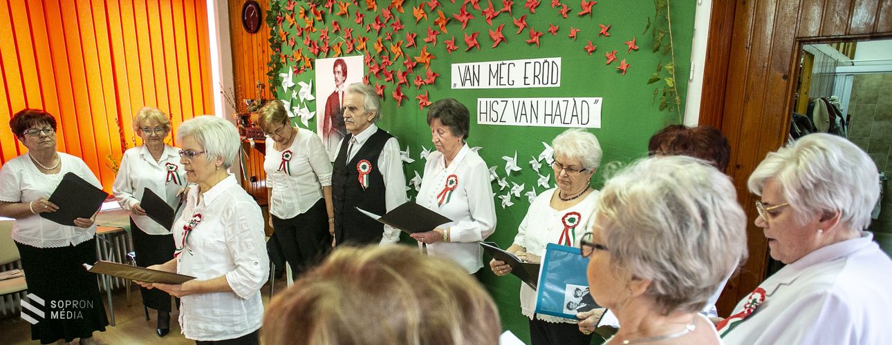 Megemlékeztek a nyugdíjasok a magyar nemzet ébredéséről a Jereván lakótelepen