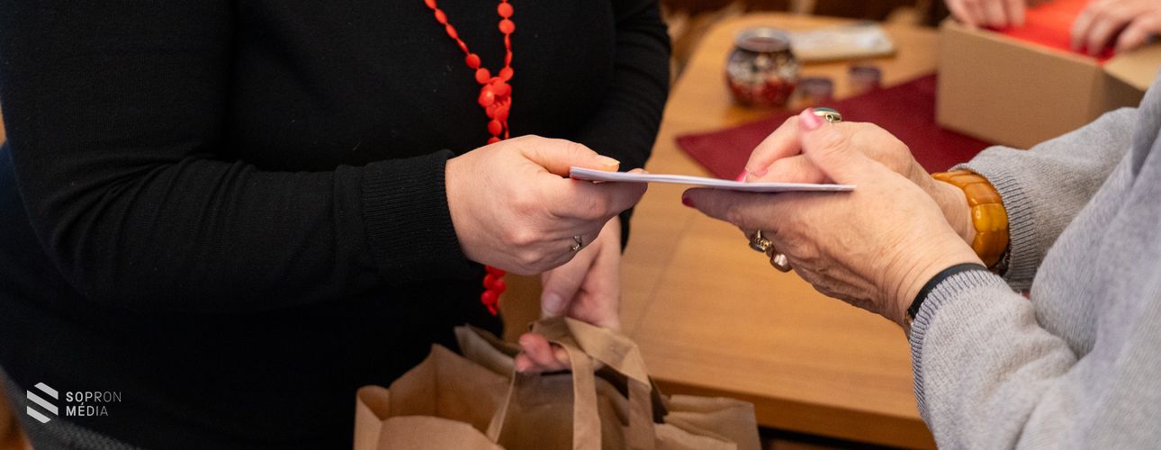 Ajándékcsomaggal segítette a rászoruló idősek karácsonyát az önkormányzat