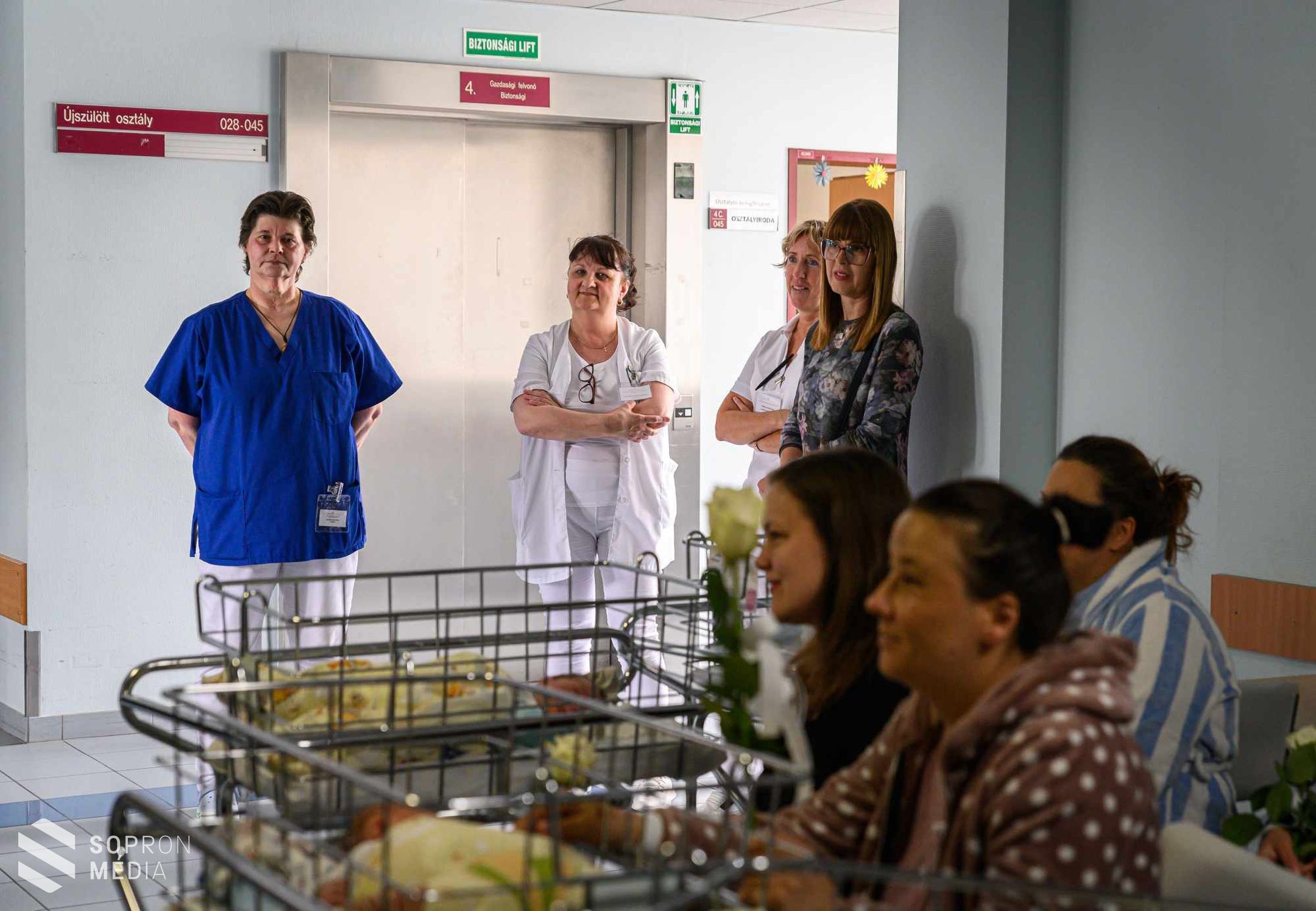 Megható ünnepséggel köszöntötték az édesanyákat a Soproni Gyógyközpontban