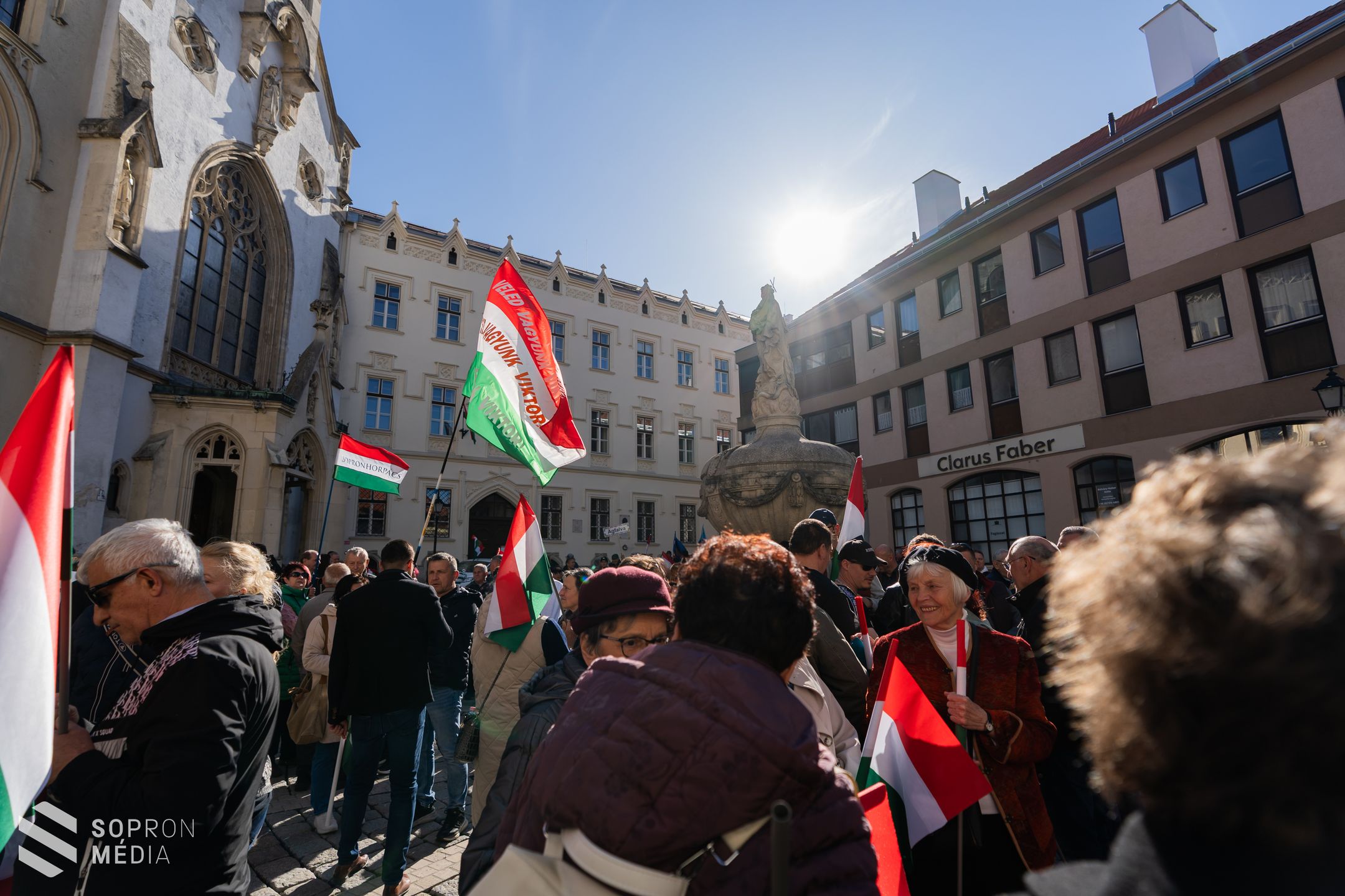 Békemenet vezette fel Orbán Viktor nagygyűlését Sopronban - rengetegen érkeztek a Fő térre