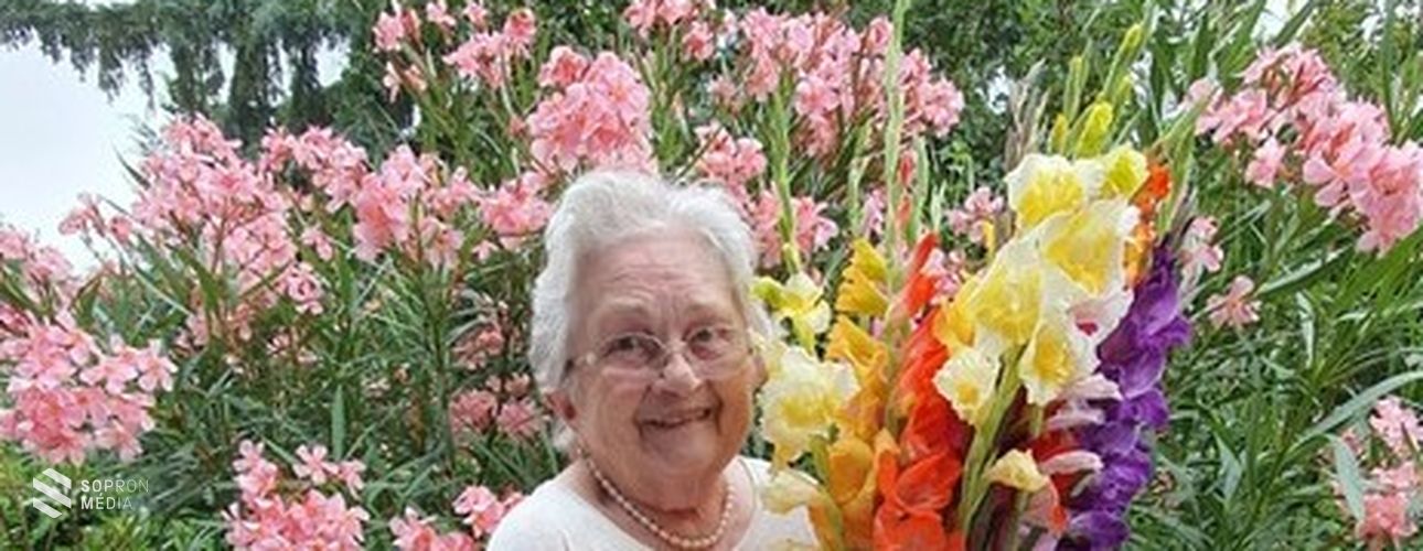 Mosolyogva, gyógyultan távozott a kórházból a 83 éves Magdi néni 