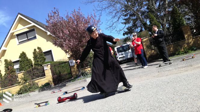 Lendvai Zoltán János, rédicsi atya, a gördeszkás plébános