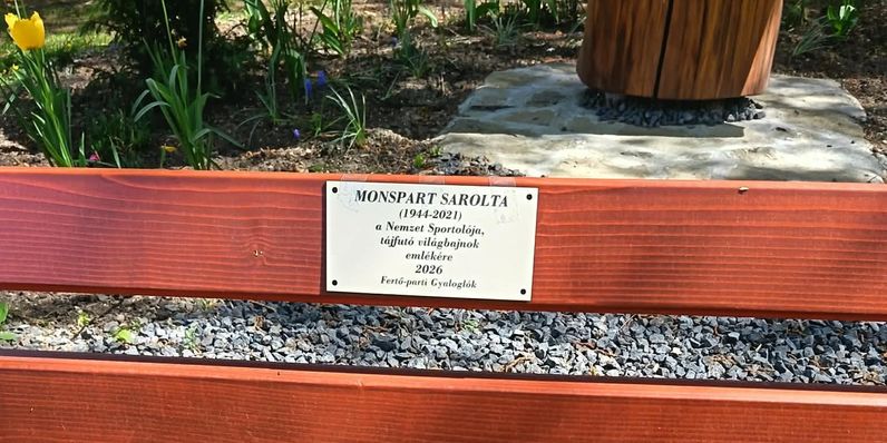 Monspart Sarolta tiszteletére emléktáblát avatott a Fertő-parti Gyaloglók klubja