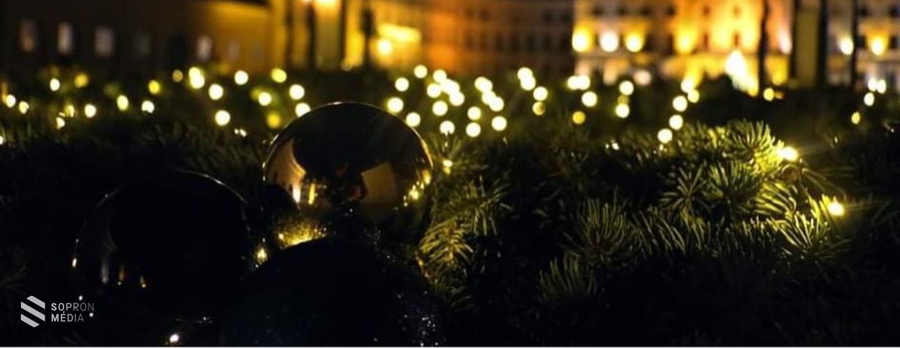 Meggyújtották a második gyertyát a fertődi Esterházy-kastély adventi koszorúján