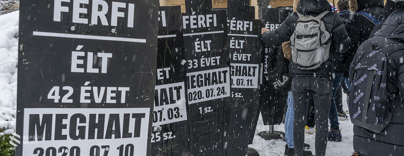 Néma kiállítás a halálos balesetek áldozataiért