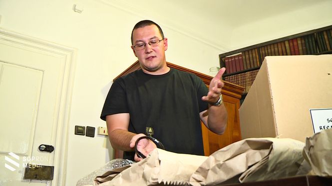 Mrenka Attila mutatja az egyik legértékesebb leletet, amelyet a múzeum a vele együttműködő amatőr fémkresősöknek köszönhet