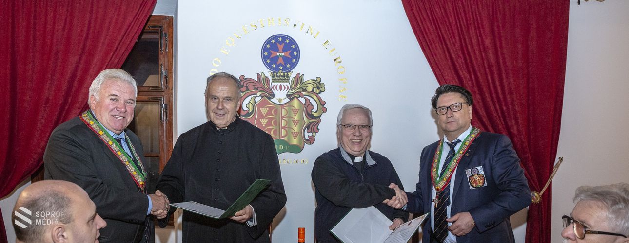 Jelentős adományt nyújtottak át a soproni borlovagok és borbarátok