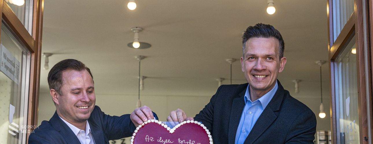 Mézeskalács szívek kerülnek az ablakokba városszerte