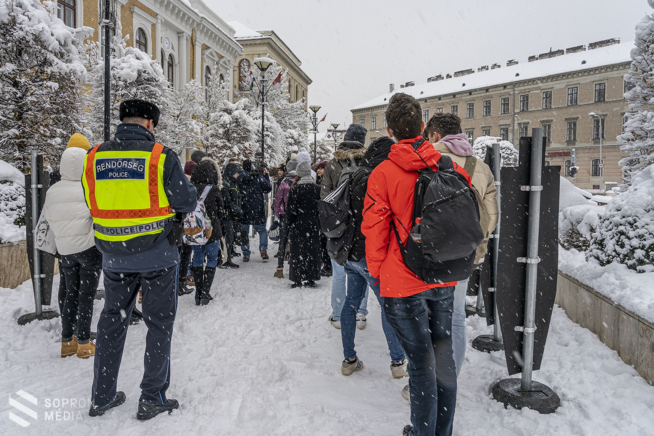 Néma kiállítás a halálos balesetek áldozataiért