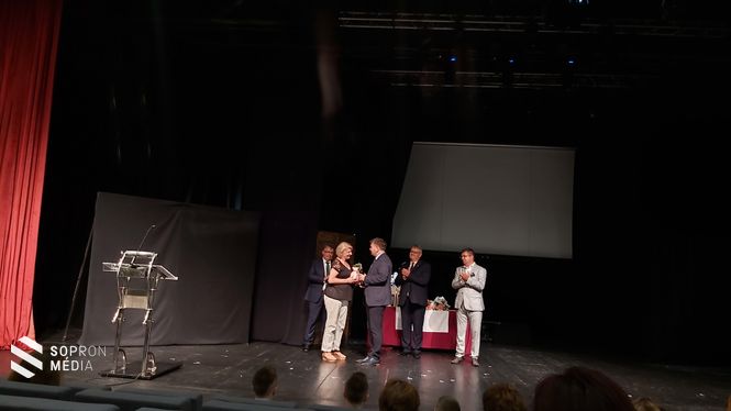 Horváth Zsuzsa veszi át a díjat