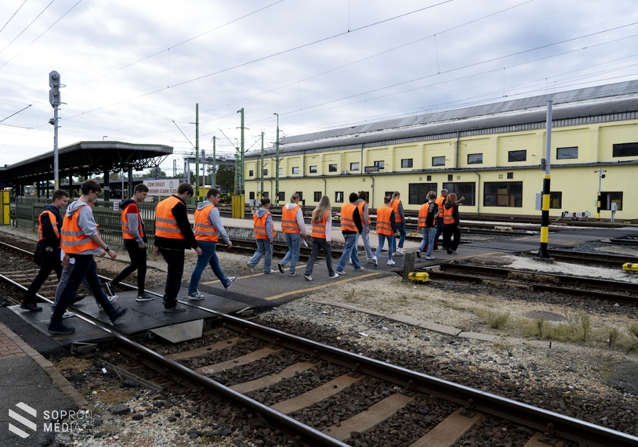A soproni vasútállomás kulisszatitkaiba nyertek betekintést az Eötvös-iskola diákjai