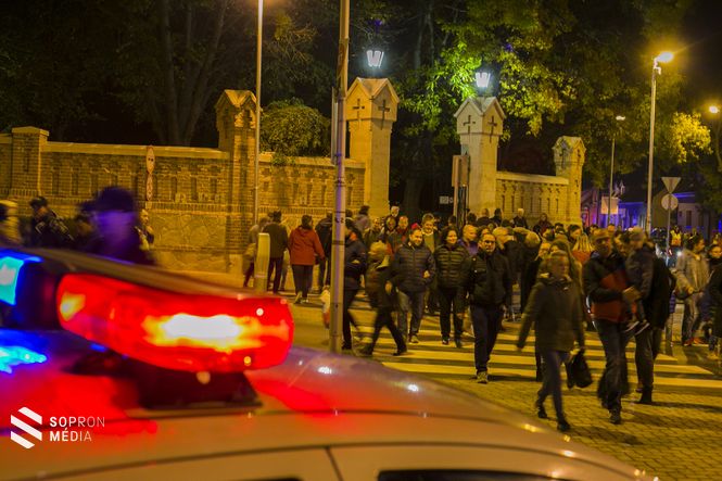 A hosszú hétvége során rengetegen látogatják meg hozzátartozóik sírját