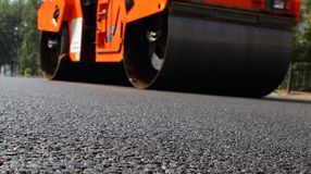 Újabb szakaszon lesz aszfaltozás