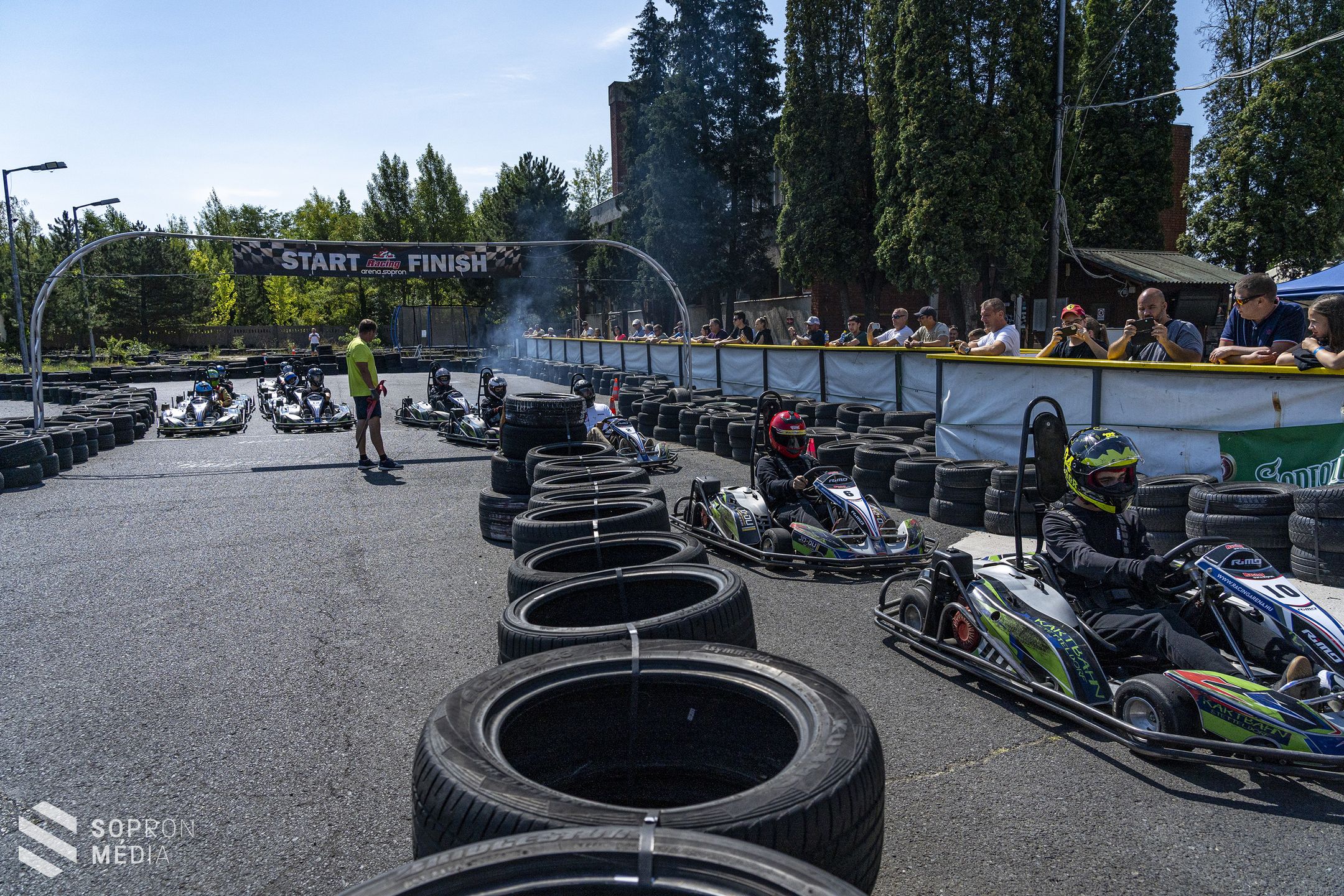 Zúgtak a gokartok a Racing Arénában!
