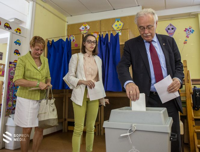 Dr. Fodor Tamás polgármester és családja leadja voksát az EP-választáson.