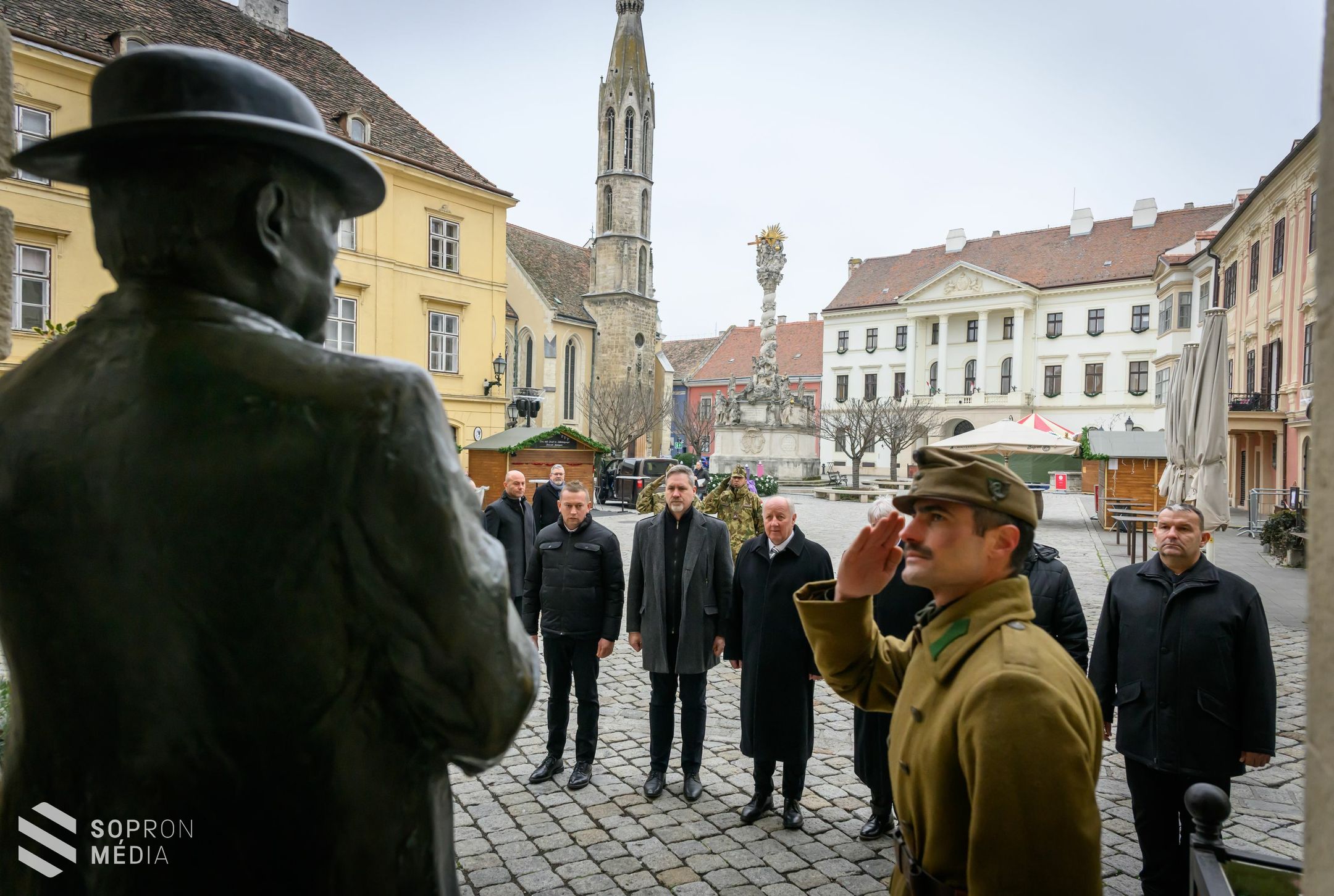 Koszorúzásokkal vette kezdetét a hűség napi programsorozat