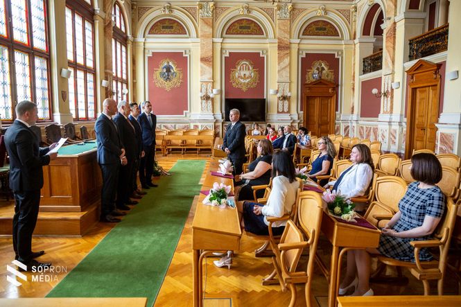 Tóth Szabolcsot dr. Farkas Ciprián polgármester, dr. Simon István és Csiszár Szabolcs alpolgármesterek és dr. Sárvári Szabolcs jegyző is köszöntötte.