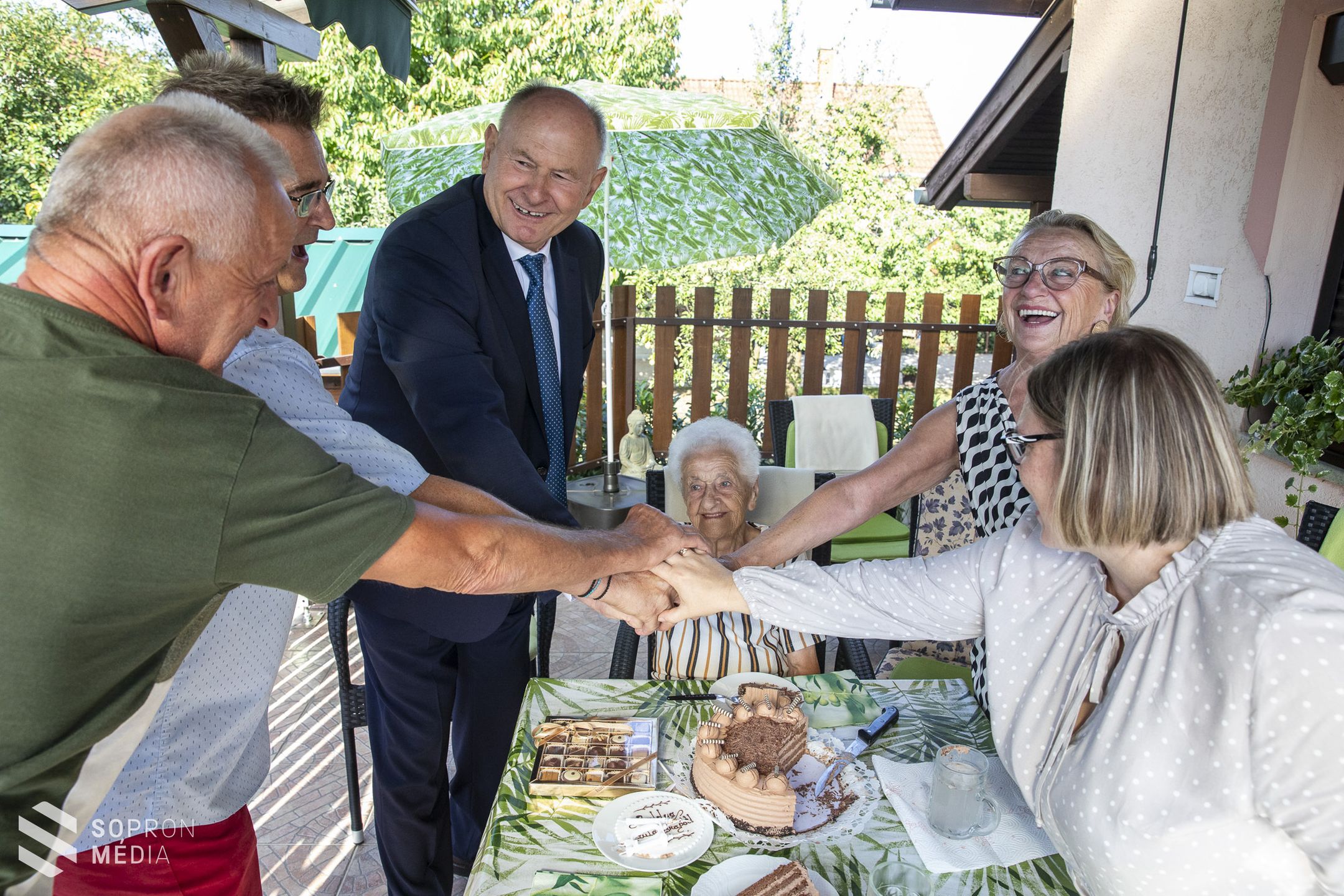 101. születésnapja alkalmából köszöntötte Steinmacher Henrikné Juli nénit dr. Simon István alpolgármester
