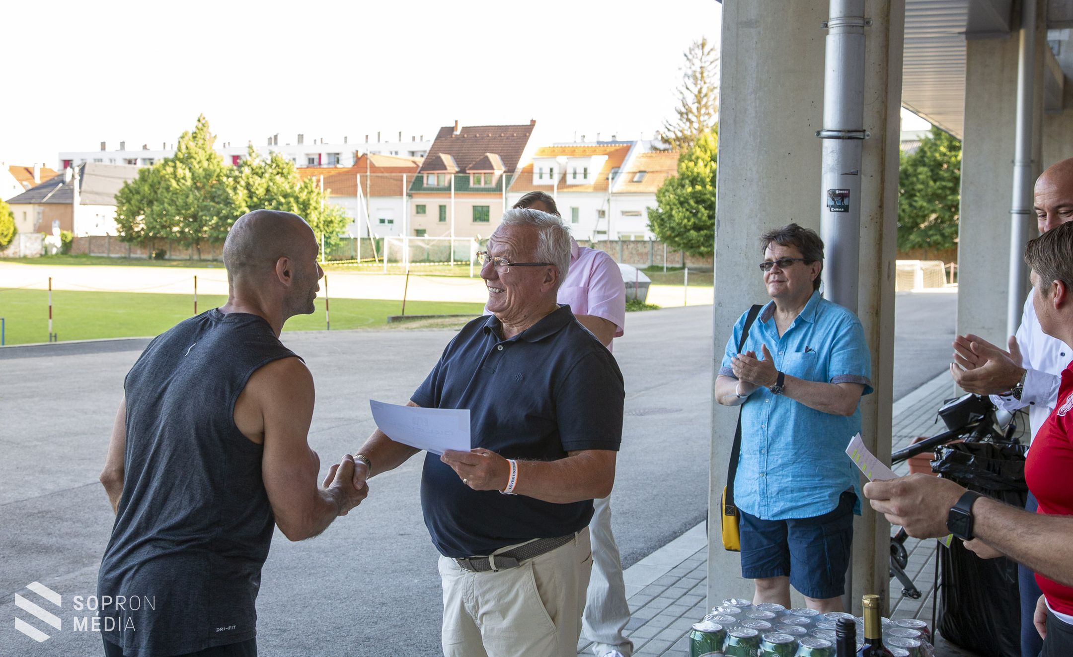 16 csapat vett részt a kispályás labdarúgótornán
