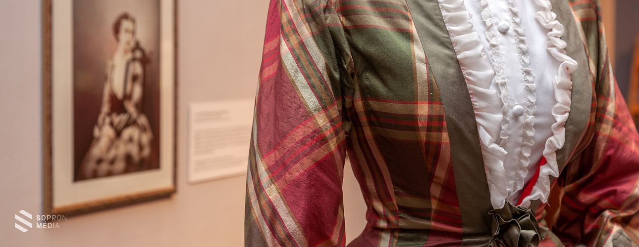 Ingyen tekinthetik meg Sisi ruháit!